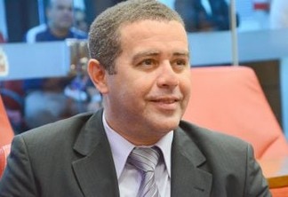 Secretário de Segurança de JP, João Almeida é denunciado por ter furado a fila da vacinação contra a Covid-19