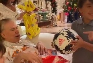 Silvio Santos é filmado em raro momento com netos na ceia de Natal; VEJA VÍDEO