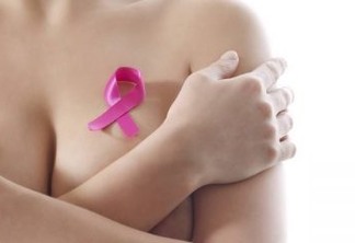 Câncer de mama responde por 1 a cada 4 tumores em mulheres; mastologista destaca importância de diagnóstico precoce