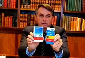 26/03/2020 credito :yuotube/reprodução Presidente bolsonaro com os  remedio que insisten para o tratamento do coronavirus
