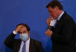 Bolsonaro mente, diz que governo quis 13º do Bolsa Família e culpa Maia, que rebate presidente: "mentiroso"