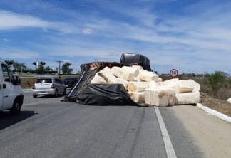 Caminhão carregado de algodão tomba na BR-230, em Campina Grande