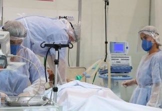 Médicos fazem treinamento no hospital de campanha para tratamento de covid-19 do Complexo Esportivo do Ibirapuera.