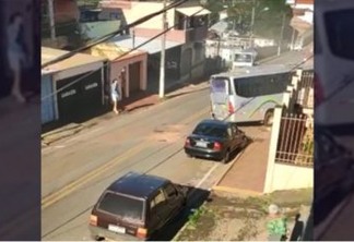 Homem usa micro-ônibus para derrubar parede de casa e tentar atropelar a ex-namorada - VEJA VÍDEO