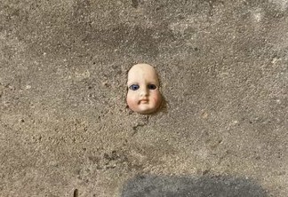 Mulher encontra cabeça de boneca na parede da sua casa e se assusta