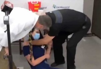 Covid-19: enfermeira desmaia em conferência de imprensa após levar vacina