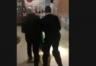Garotos negros são arrastados por seguranças e retirados de shopping - VEJA VÍDEO
