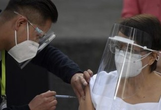 Enfermeira mexicana é a primeira vacinada contra Covid-19 na América Latina