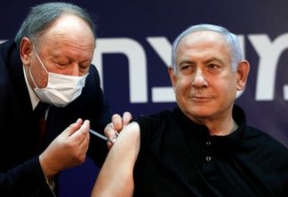 Para dar exemplo, primeiro-ministro de Israel Benjamin Netanyahu recebe vacina contra a Covid-19