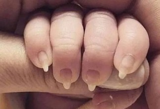 Mulher provoca revolta após fazer as unhas de bebê