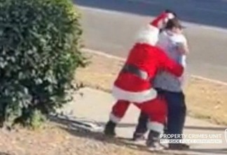 Policiais disfarçados de Papai Noel e elfo prendem suspeitos
