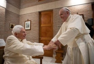 CONTRA COVID-19: Papa Francisco e papa emérito Bento XVI são vacinados no Vaticano