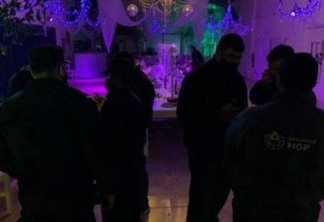 Polícia invade festa de swing e agentes são confundidos com strippers