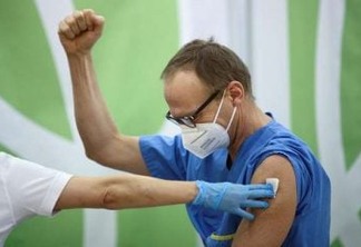 Aposta no exterior é imunização gratuita contra a covid-19; clínicas do Brasil querem negociar