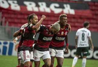 Flamengo vence Palmeiras e segue na luta pelo título