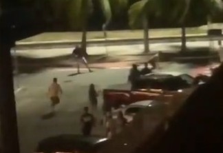 Confusão e tiros: Moradores da orla de JP filmam momento em que pessoas brigam em loja da praia - VEJA VÍDEO