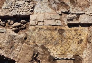 Pedra de 1.500 anos com dedicatória a Jesus é achada em região árabe de Israel