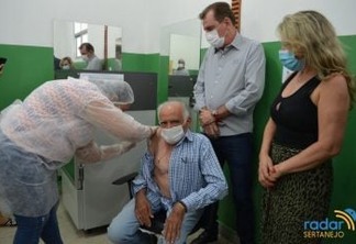 VACINAÇÃO CONTRA A COVID-19: médico Oscar Sobral é o primeiro vacinado em São José de Piranhas