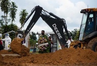 Retroescavadeiras viram coveiros e famílias têm 5 minutos para enterrar parentes, em Manaus