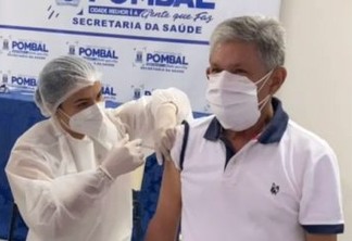 Sem trabalhar na linha de frente da Covid-19, prefeito de Pombal toma vacina e recebe críticas; VEJA VÍDEO