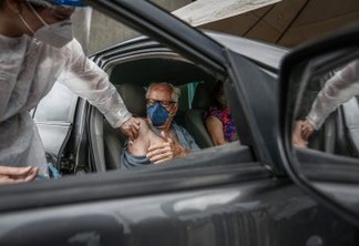 Início da vacinação contra a Covid-19 de idosos com mais de 85 anos é marcado por atrasos, filas e dúvidas, em Recife
