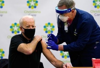 Em público, Biden toma 2ª dose da vacina contra a Covid-19; VEJA VÍDEO