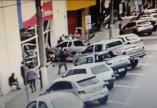 Mulher é atropelada na calçada e carro invade agência bancária em Santa Catarina