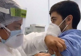 Recém-formado, filho de ex-deputado bolsonarista de Manaus toma vacina contra a covid-19