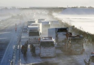 Neve causa engavetamento de 134 veículos no Japão; uma pessoa morreu
