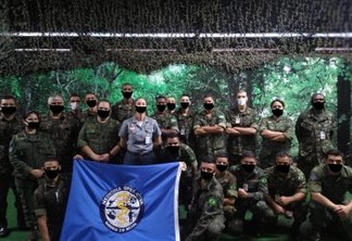 Militares aparecem com máscaras desenhadas digitalmente em site de órgão do Exército - VEJA AS IMAGENS