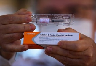 DENÚNCIA GRAVE! Representante de laboratório de SP tenta vender doses da vacina Sinovac na Paraíba: “cada uma no valor de R$180,00” - OUÇA