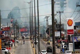 Incêndio em terreno espalha fumaça em avenida principal de João Pessoa