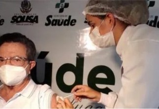 Médico é a primeira pessoa a tomar a vacina contra a Covid-19 em Sousa