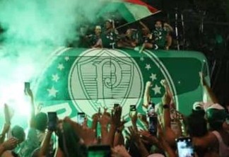 COMEMORAÇÃO! Com aglomeração, torcedores fazem festa para recepcionar o Palmeiras