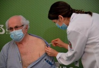 Médico Almir Ferreira, de 79 anos, é o primeiro paraibano a tomar vacina contra a Covid-19