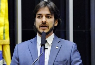 INCOERÊNCIA: Pedro Cunha Lima critica gastos públicos, mas emprega secretária com salário pago pela Prefeitura de Campina Grande há 5 anos - ENTENDA
