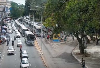 Motoristas de ônibus paralisam atividades e realizam protesto em João Pessoa