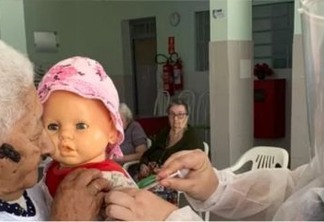 Idosa moradora de abrigo pede que boneca também seja "vacinada"