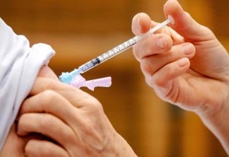 Mais de 15 milhões de doses de vacina da AstraZeneca estão sendo negociadas pela Fiocruz
