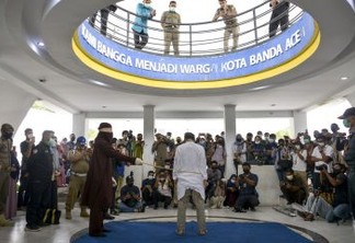Indonésia condena dois homens a 80 chibatadas por manterem relação sexual