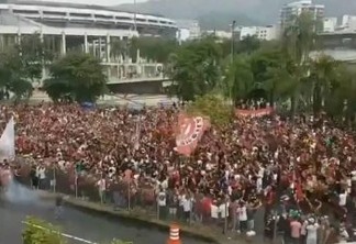 PM usa bombas para dispersar aglomeração da torcida do Flamengo
