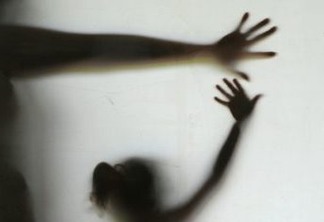 Mãe que compartilhava filha com namorados 'durante relações sexuais' é condenada por estupro