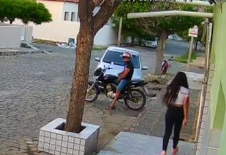 Câmera de segurança flagra homem se mastubando em frente a mulheres em Cajazeiras - ASSISTA