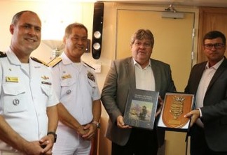 João Azevedo e Vitor Hugo enaltecem trabalho da Marinha durante visita a navio-patrulha Oceânico APA