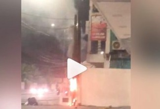 Princípio de incêndio atinge poste em frente de farmácia no bairro dos Bancários - VEJA VÍDEO