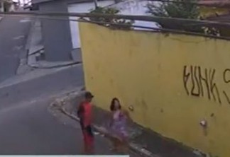 Mulher com criança é atacada e agredida no meio da rua durante assalto