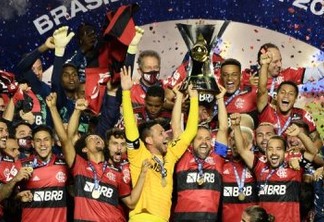Campeão! Flamengo perde para o São Paulo, mas conta com tropeço do Internacional e celebra o título brasileiro