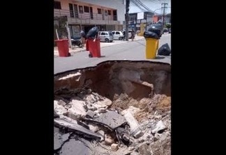 TRANSTORNO NO TRÂNSITO: Após chuvas, asfalto cede, cria cratera gigante e poste de eletricidade cai na via - VEJA VÍDEO