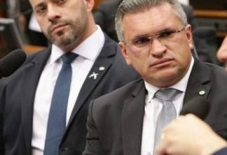 Por 364 votos a 130, Câmara decide por manutenção de prisão de Daniel Silveira e Julian desabafa: “A conta da lei do retorno chegou”