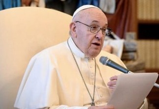 Papa Francisco é internado para realizar cirurgia no intestino, diz Vaticano